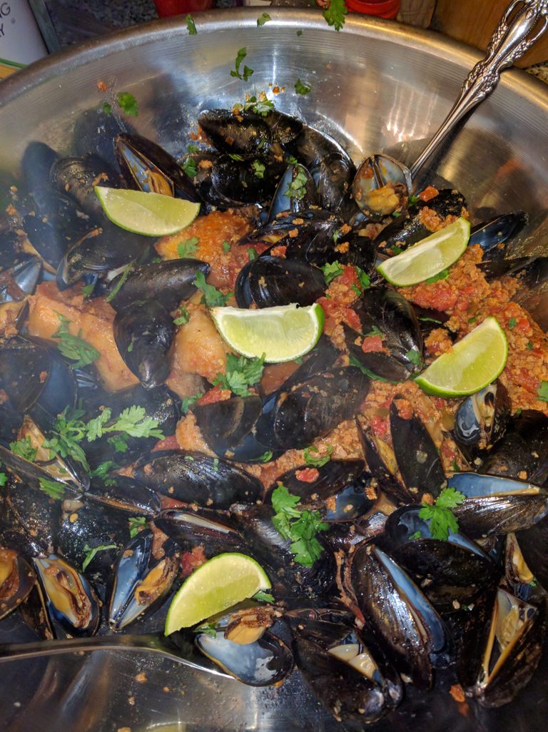 mussels with mexican chorizo — małże z meksykańską kiełbasą chorizo