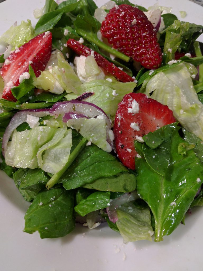 baby spinach with strawberries and feta — sałatka z truskawkami i serem feta