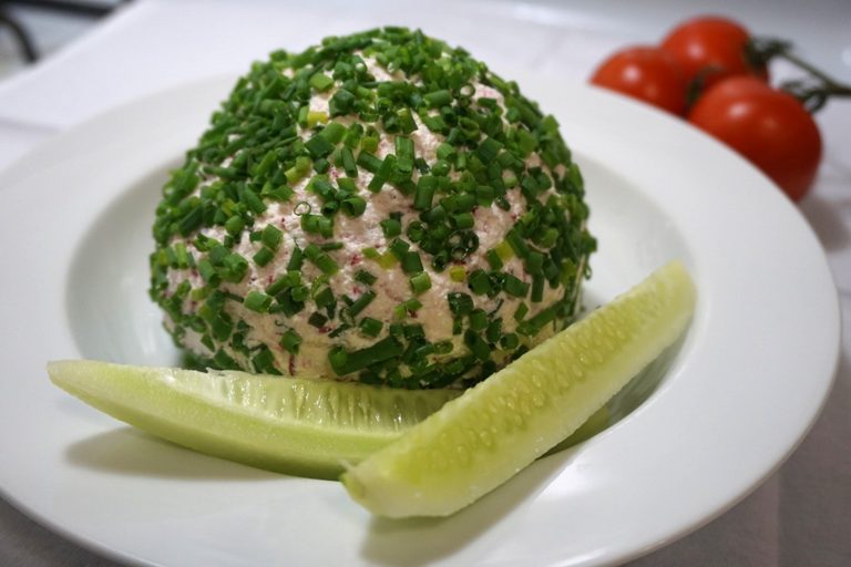 cottage cheese ball with herbs — pasta z baiłego sera z ziołami