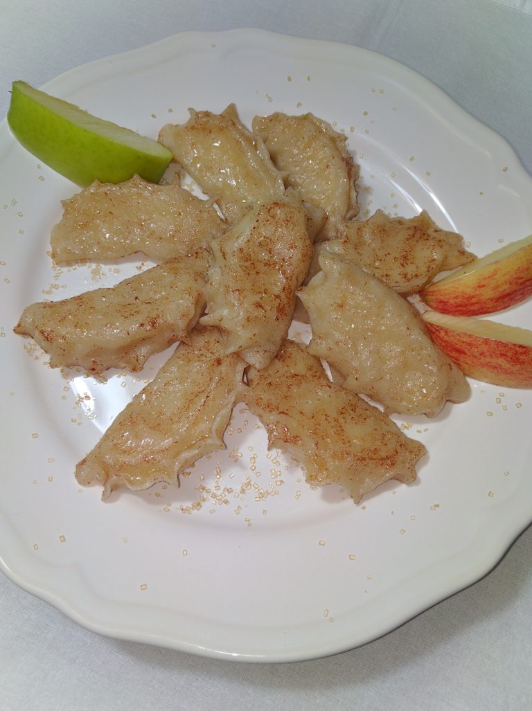 pierogies apple cinnamon — pierogi z kapustą kiszoną i pieczarkami